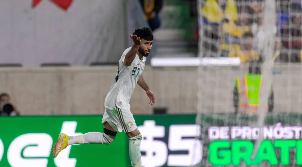 سلطان مندش يحتفل بهدفه في شباك الإكوادور (المنتخب السعودي)