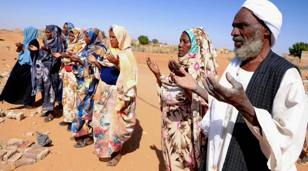 سودانيون يُصلّون على أرواح ضحايا هجوم بطائرة مسيَّرة في ولاية جنوب كردفان (أرشيفية - رويترز)