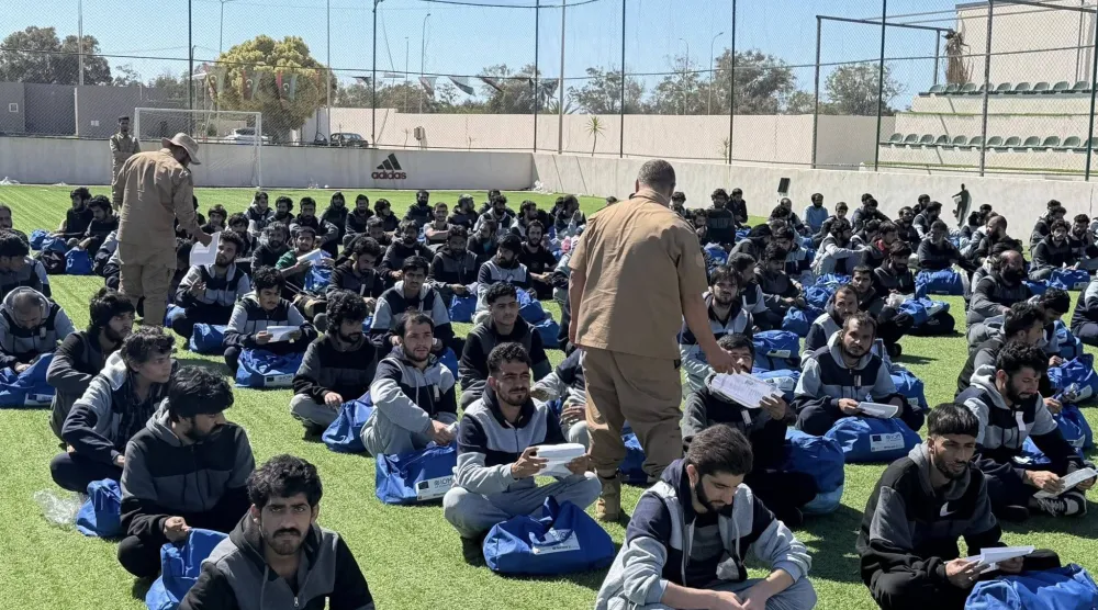 مهاجرون غير نظاميين من باكستان قبيل ترحيلهم من العاصمة الليبية إلى بلادهم يوم 24 مايو (جهاز مكافحة الهجرة غير الشرعية شرق طرابلس)