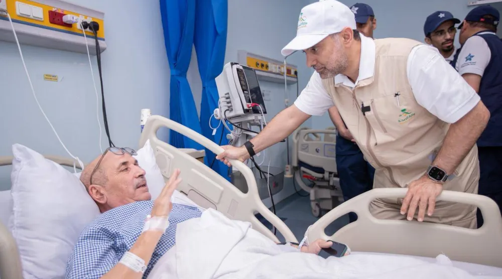 فهد الجلاجل خلال اطمئنانه على صحة أحد الحجاج ضمن جولاته لمتابعة أعمال المستشفيات والمراكز الصحية في المشاعر المقدسة (الصحة السعودية)