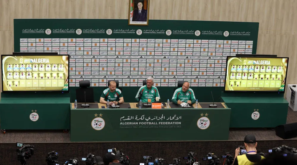 المدرب فلاديمير بيتكوفيتش في المؤتمر الصحافي لإعلان تشكيلة محاربي الصحراء (إ.ب.أ)