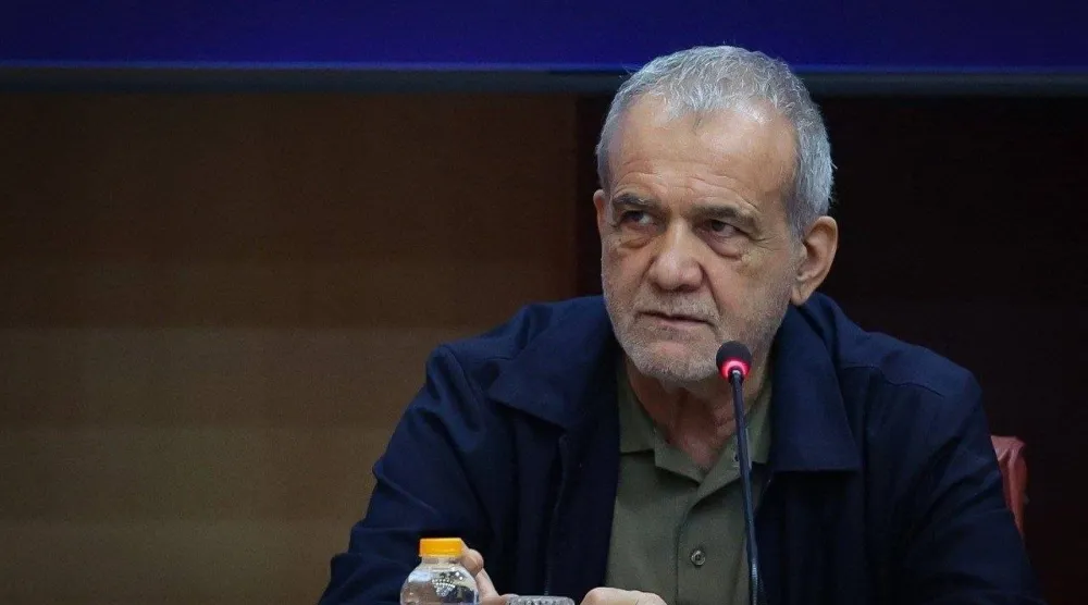 صورة نشرت للرئيس الإيراني بزشكيان خلال لقائه عدداً من المسؤولين الأحد