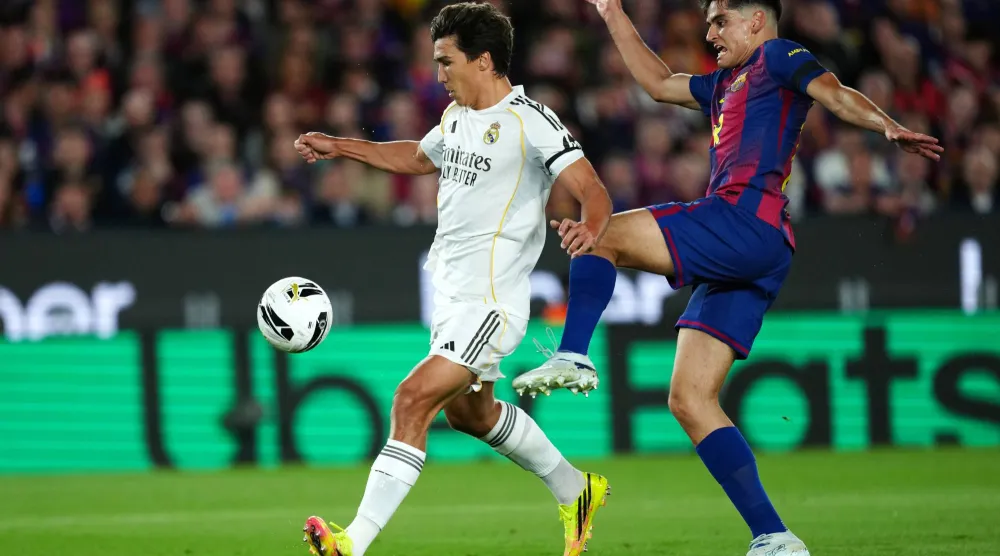 التركي أردا غولر (يسار) لاعب ريال مدريد (أ.ب)