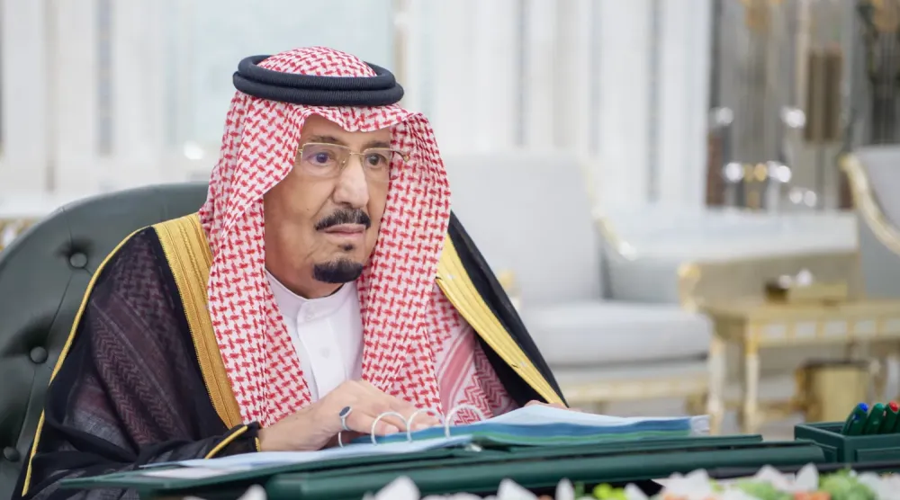 Suudi Arabistan Kralı Selman bin Abdülaziz, Salı günü Cidde’de Bakanlar Kurulu toplantısına başkanlık ederken (SPA / WAM)