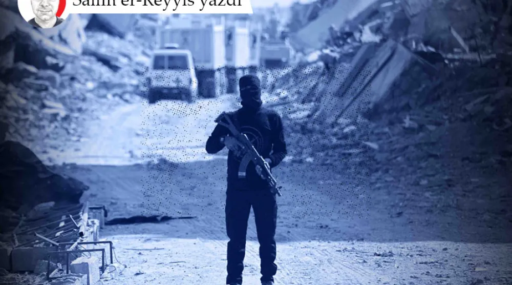Gazze şehrinde, İsrailli rehine cesetlerinin aranması operasyonu sırasında Uluslararası Kızılhaç Komitesi'ne ait bir aracın yakınlarında bekleyen silahlı bir Hamas üyesi, 2 Kasım 2025 (AFP)