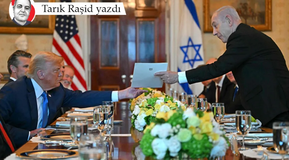 İsrail Başbakanı Binyamin Netanyahu, Beyaz Saray'daki görüşmeleri sırasında ABD Başkanı Donald Trump'a mektup sunarken, 7 Temmuz 2025 (AFP)