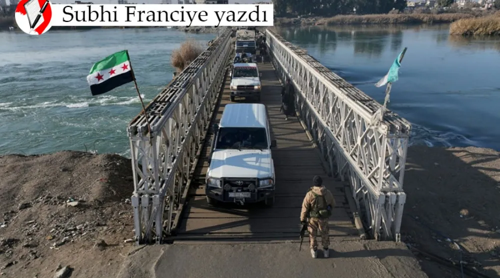 Suriye'nin doğusundaki Deyrizor ilinde konuşlanmak üzere Fırat Nehri'ni geçen Suriye güvenlik güçleri, 19 Ocak 2026 (AFP)