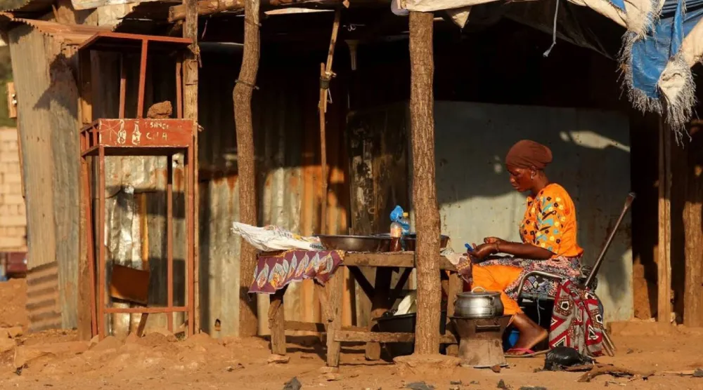 Mali'de birçok köylü için bu durum, zorlama, korku ve iknanın bir karışımından doğuyor (AFP)