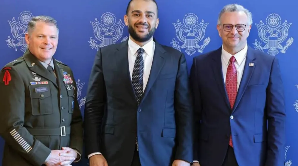 Abdusselam ez-Zobi, Massad Boulos ve AFRICOM Komutan Yardımcısı Korgeneral John W. Brennan ile birlikte (Ulusal Birlik Hükümeti'nin resmi sayfası)