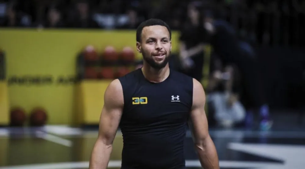 Stephen Curry, 2025'te Çin turuna çıkarak genç basketbolculara ders vermişti (AP)