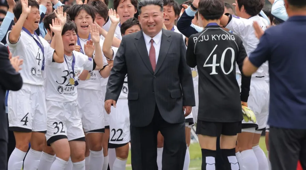 Asya Şampiyonlar Ligi'ni kazanan Naegohyang'ın futbolcuları, 1 Haziran'da Kuzey Kore lideriyle bir araya geldi (AFP)
