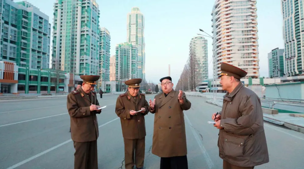 2011'de başa geçen Kim Jong-un'un 1990'larda kıtlıkla boğuşan Kuzey Kore'nin ekonomisini son dönemlerin en iyi noktasına taşıdığı bildiriliyor (AFP)