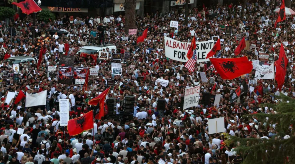 Tiran'daki protestoya binlerce kişi katıldı (Reuters)