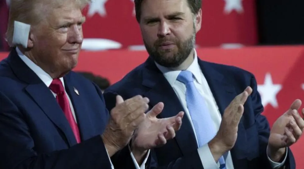 JD Vance'in bizzat yazarak 2016'da yayımladığı yaşam öyküsü Hillbilly Elegy, hem New York Times En Çok Satan Kitaplar listesinde zirveye çıkmış hem de filme uyarlanarak dünya sinemalarında gösterilmişti (AP/Arşiv)