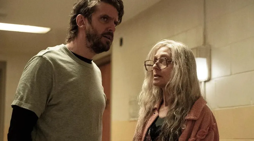 43 yaşındaki Dan Stevens (solda), The Terror: Devil in Silver'da eski bir rock grubu üyesi olan sert mizaçlı nakliyeci Pepper rolünde (AMC)