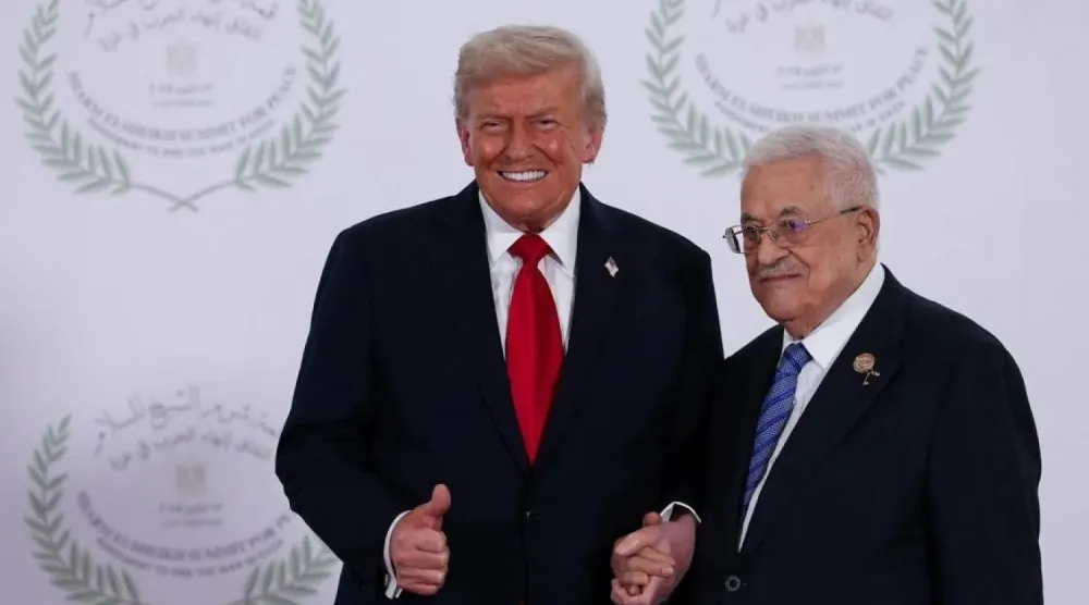 Donald Trump ve Mahmud Abbas, 8 yıl aradan sonra 13 Ekim 2025'te Mısır'daki Gazze zirvesinde bir araya gelmişti (AP)