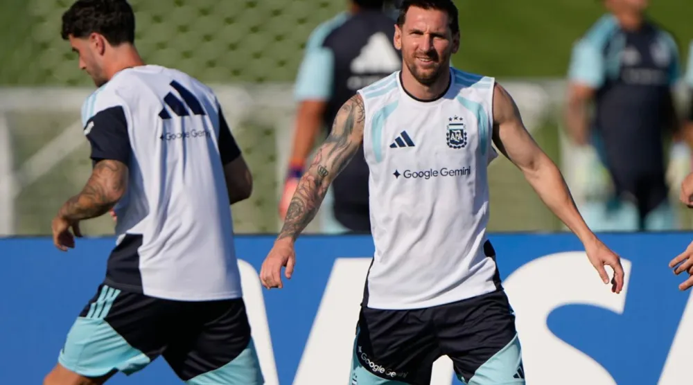 Arjantinli Lionel Messi (sağda), Dünya Kupası futbol turnuvası için takım arkadaşlarıyla antrenman yapıyor (AP)