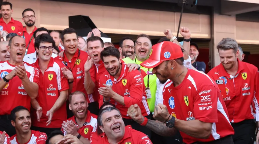 Lewis Hamilton, Barselona zaferini Ferrari ekibiyle kutluyor. 2026'da 7 yarış geride kalırken pilotlar şampiyonası lideri Kimi Antonelli 156, onu takip eden Hamilton ise 115 puanda (Reuters)