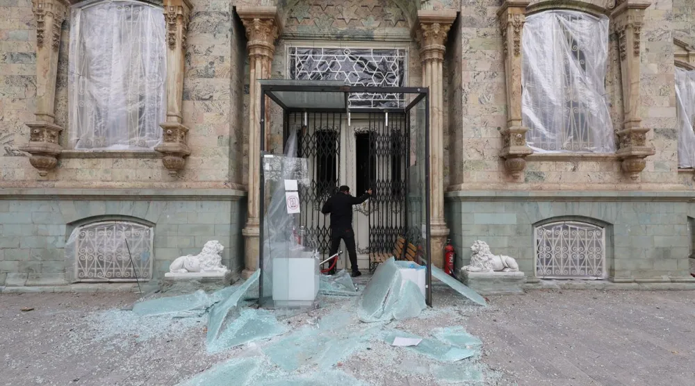Tahran'daki Sadabad Kültürel-Tarihi Kompleksi'ndeki binalarda ciddi hasarlar oluştu (Reuters)