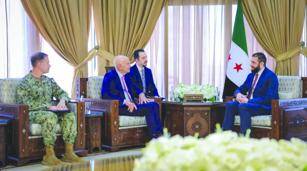 
جانب من استقبال الشرع في دمشق للمبعوث الأميركي براك وقائد القيادة المركزية الأدميرال براد كوبر 4 أكتوبر (الرئاسة السورية)