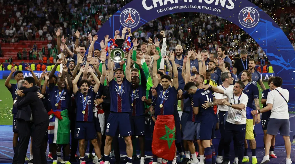 لاعبو سان جيرمان وجهازهم الفني على منصة التتويج يحتفلون بكأس دوري الابطال للمرة الثانية تواليا (ا ب ا)