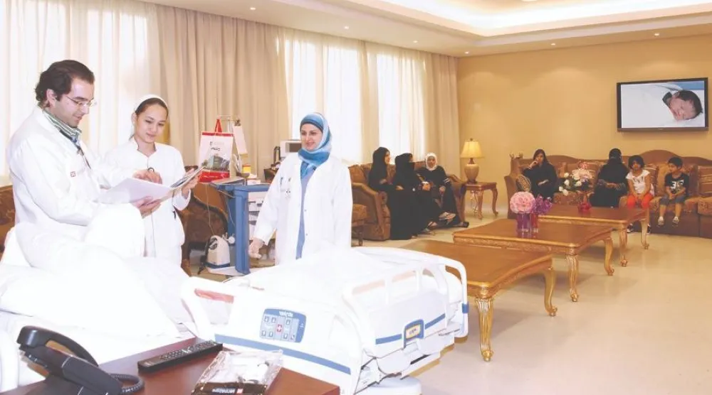 أفراد إحدى الأسر يجتمعون لزيارة مريض في مستشفى «سليمان الحبيب» بالسعودية (الموقع الإلكتروني)