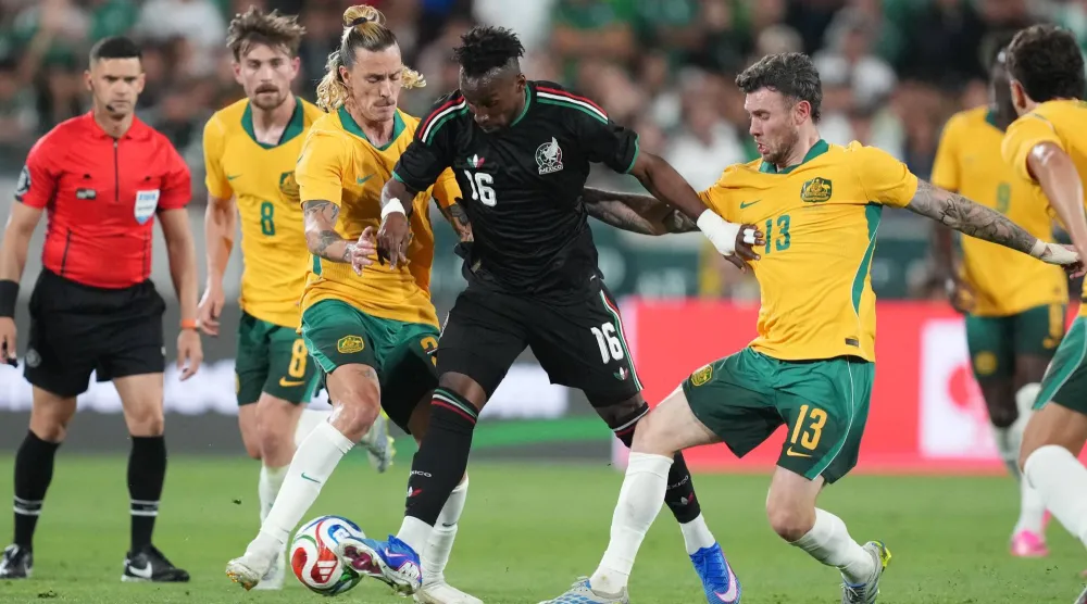 يفتقر المنتخب الأسترالي إلى تأثير النجوم البارزين لكنه دائماً مستعد للمنافسة (رويترز)
