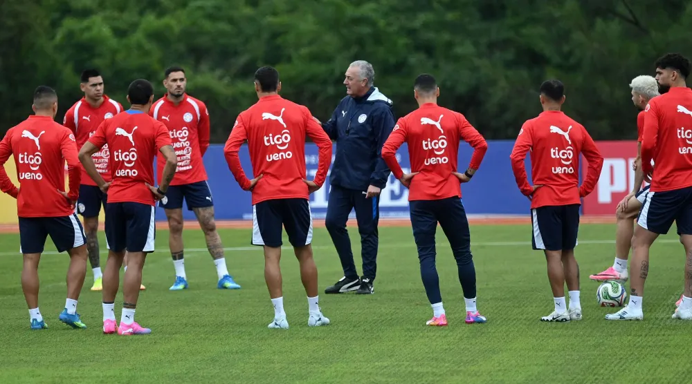 الكثيرون في باراغواي يشيدون بالمدرب غوستافو ألفارو (أ.ف.ب)