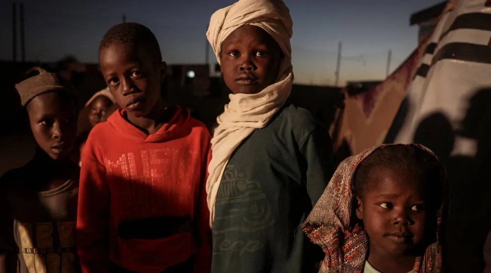 أطفال سودانيون من الفاشر في مخيم للنازحين شرق تشاد يوم 21 نوفمبر 2025 (رويترز)