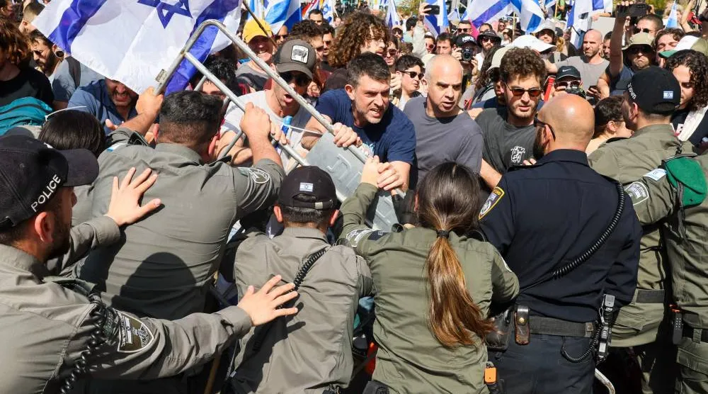 متظاهرون يشتبكون مع قوات الأمن الإسرائيلية في تل أبيب احتجاجاً على قانون لإصلاح القضاء في مارس 2023 (أ.ف.ب)