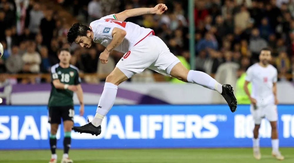 سردار أزمون ثالث أفضل هداف في تاريخ المنتخب الإيراني (رويترز)