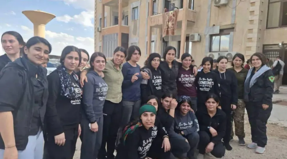 Suriye hükümetinin serbest bıraktığı 28 YPJ’li  (Özerk Yönetim Medya Merkezi)