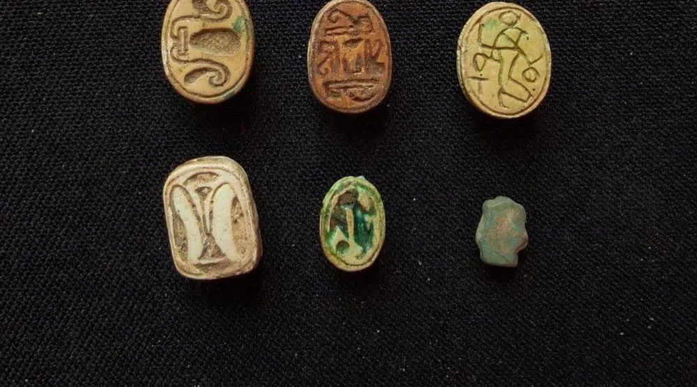 أغراض جنائزية وجدت شبه كاملة (وزارة السياحة والآثار)