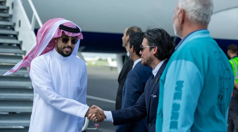 سالم الدوسري قائد الأخضر بالزي السعودي خلال الوصول إلى أوستن وسط استقبال مسؤولي القنصلية السعودية (المنتخب السعودي)