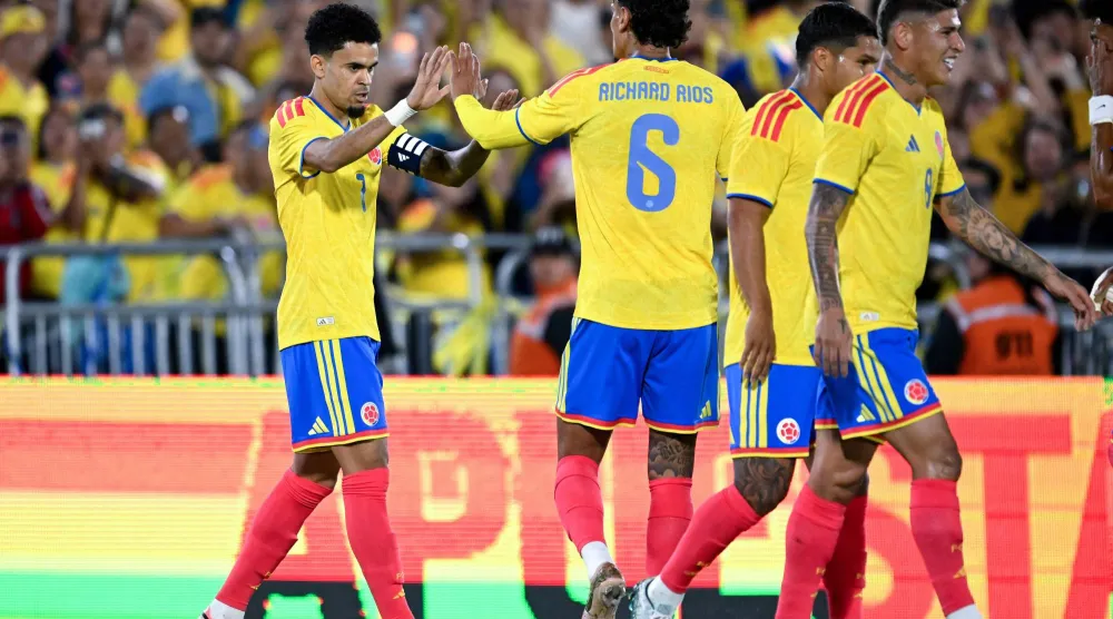 يحتفل لويس دياز مهاجم منتخب كولومبيا مع زملائه بعد تسجيله الهدف الثاني لفريقه (أ.ف.ب) 
