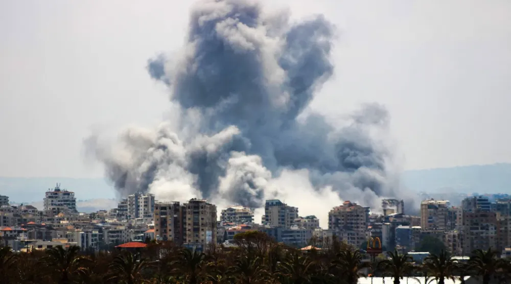 Dün Lübnan’ın güneyindeki Sur kentinin çevresine düzenlenen İsrail hava saldırısının ardından yükselen dumanlar (AFP)