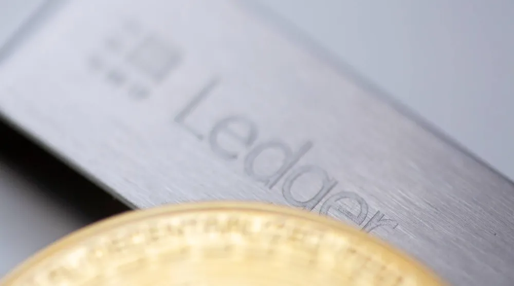 عملة «بتكوين» موضوعة على جهاز Ledger Stick وهو منتج من شركة Ledger المتخصصة في توفير محافظ الأجهزة للعملات المشفرة (د.ب.أ)