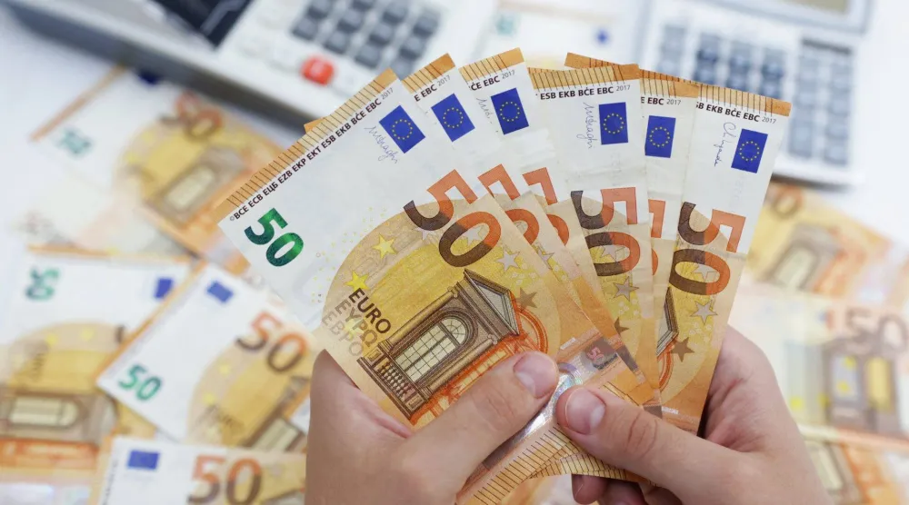 يستحوذ اليورو حالياً على حصة سوقية عالمية تبلغ نحو 20 % عبر مجموعة واسعة من المؤشرات (رويترز)