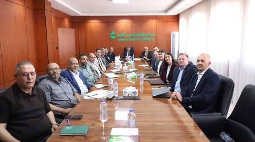 جانب من اجتماع شركة «الخليج العربي للنفط» الليبية مع خبراء ومختصين بشركة «شيفرون» الأميركية (شركة الخليج العربي)