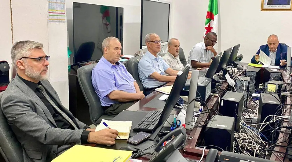 أعضاء هيئة الانتخابات خلال اللمسات الأخيرة على الترشيحات للانتخابات (السلطة)