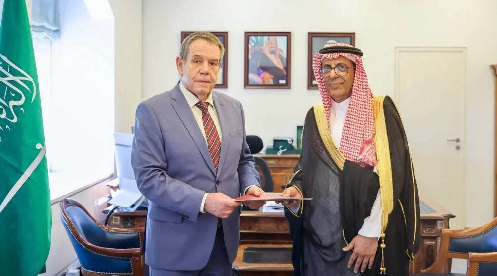 د. عبد الرحمن الرسي لدى تسلمه الرسالة من سيرغي كوزلوف سفير روسيا لدى المملكة (الخارجية السعودية)