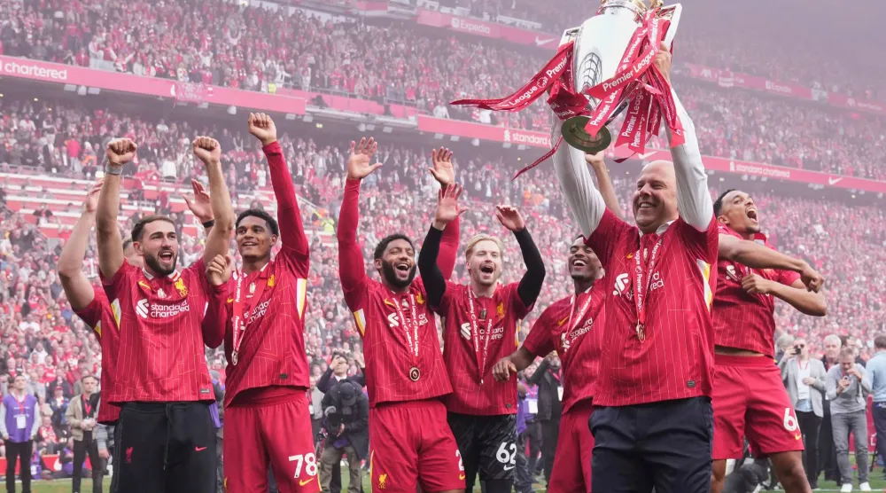 فوز سلوت بلقب الدوري الإنجليزي في أول موسم له لم يكن كافياً للإبقاء عليه (أ.ب)