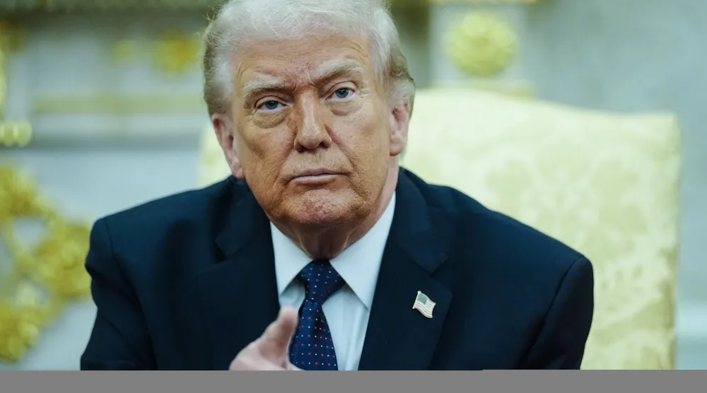 الرئيس الأميركي دونالد ترمب يتحدث خلال اجتماع في البيت الأبيض بواشنطن الثلاثاء (د ب أ)