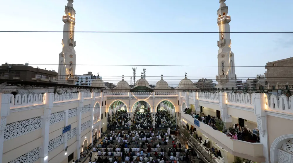 مسلمون يؤدون صلاة عيد الأضحى في مسجد الصديق بالقاهرة في مصر (رويترز)