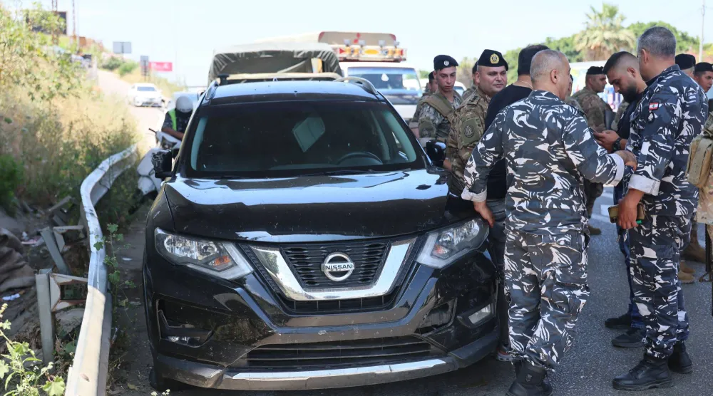 عناصر من الجيش اللبناني وقوى الأمن الداخلي في موقع استهداف إسرائيلي في خلدة جنوب بيروت (إ.ب.أ)