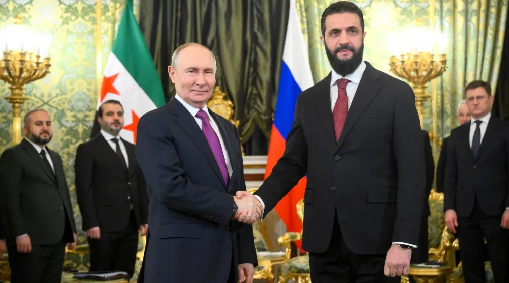 الرئيس الروسي فلاديمير بوتين مستقبلاً الرئيس السوري أحمد الشرع في الكرملين 28 يناير الماضي (د.ب.أ)