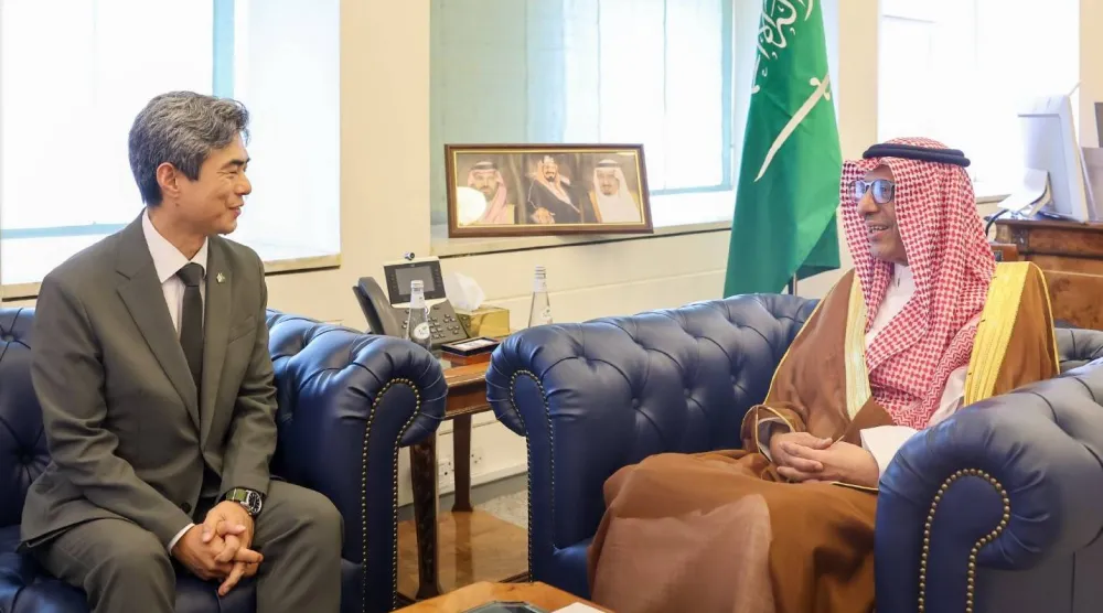 الدكتور عبد الرحمن الرسي خلال استقباله في الرياض السفير شين شول كانغ (الخارجية السعودية)
