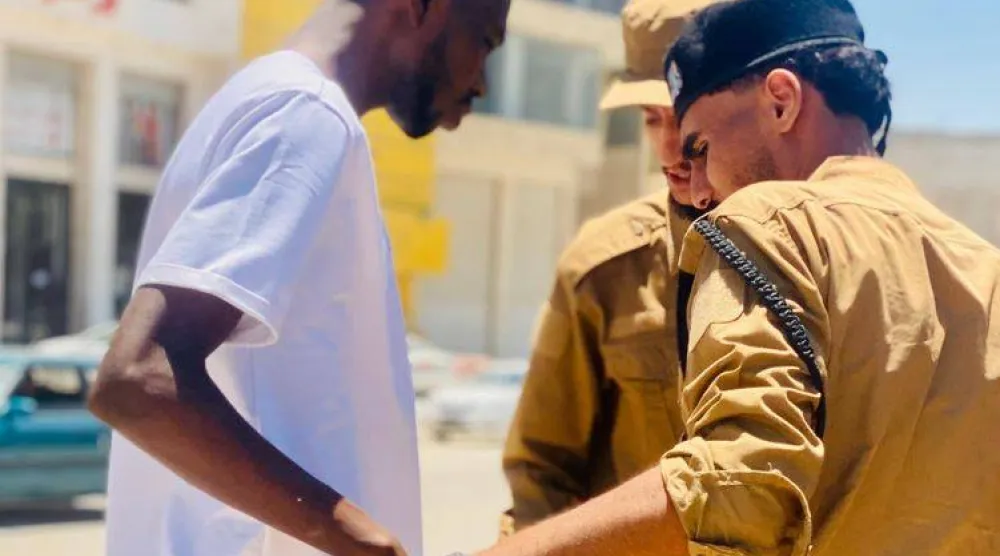 الأمن الليبي خلال دورية لملاحقة مهاجرين غير نظاميين (جهاز مكافحة الهجرة غير الشرعية في شرق ليبيا)
