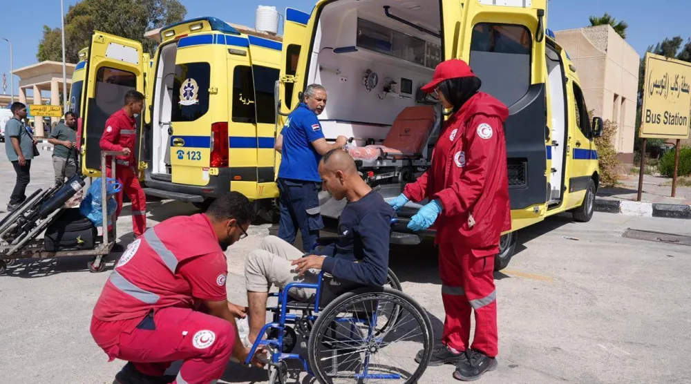 فلسطينيون في طريقهم إلى المستشفيات المصرية لتلقى العلاج (الهلال الأحمر المصري)