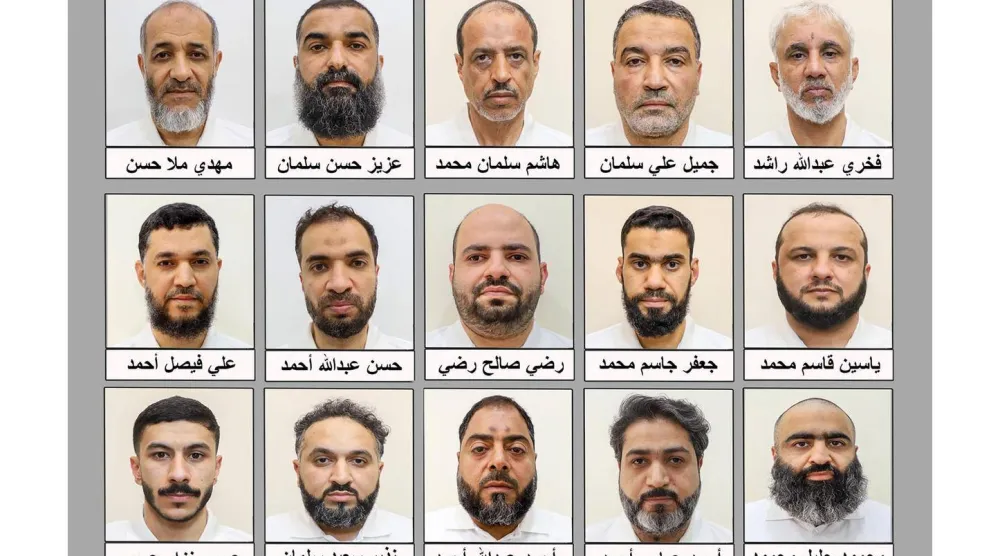 المنفذون الميدانيون المقبوض عليهم لقيامهم بتنفيذ التوجيهات التحريضية لـ«عملاء إيران» في البحرين (بنا)